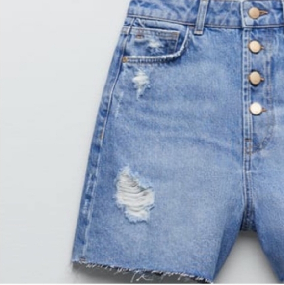✨️Brand new Zara High waisted 5 pocket distressed with raw hem denim shorts✨️ - Picture 4 of 6